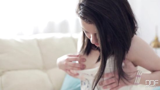 Красотка Izi в любимом порно для девушек