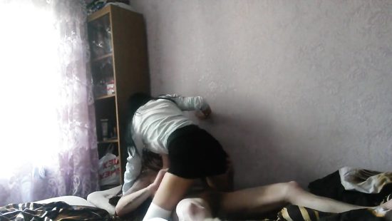 Домашний секс брюнетки в чулках на вебкамеру