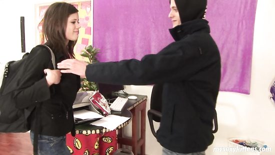 Молодой начальник трахает сотрудницу на столе в офисе