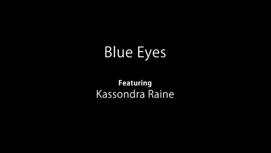 Рыжая красавица в веснушках в нежном стрип-соло