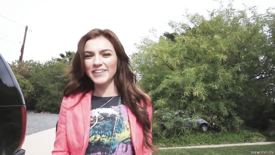 Красотка отсосала в джипе и порвав джинсы жестко трахнулась дома