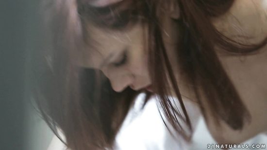 Бледная рыжая подруга в нежном сексе с парнем