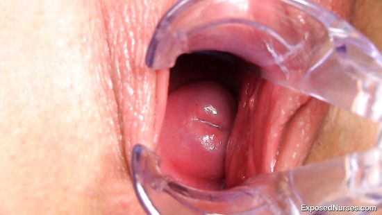 Стройная медсестра мастурбирует в кабинете