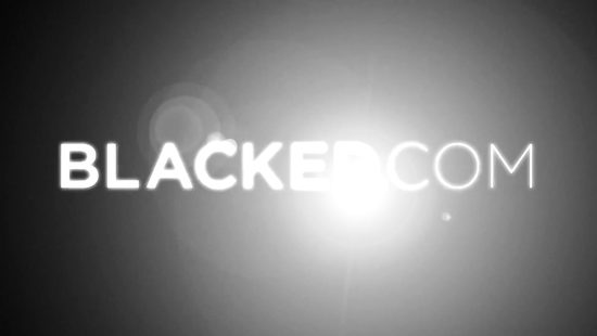 Две подружки в чулках прыгают на большом чёрном члене