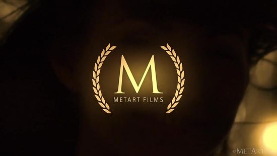 Красавица Emily Bloom с розовой писькой раздевается перед зеркалом