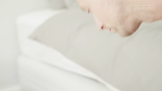 Длинноволосая красавица резвится в кровати с бойфрендом