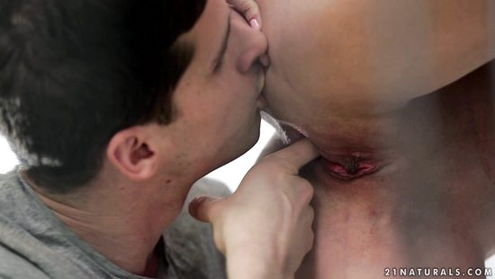 Челкастую подругу парень трахает в дверном проеме