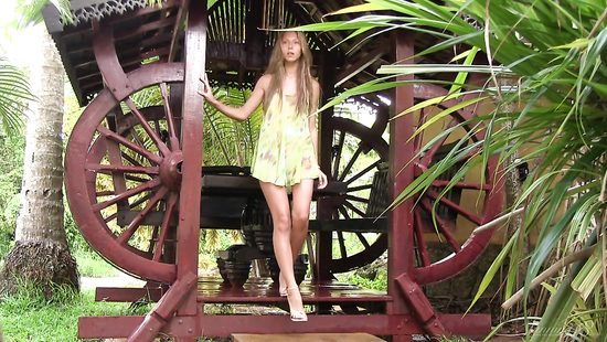 Anjelica позирует и раздевается на фотосессии