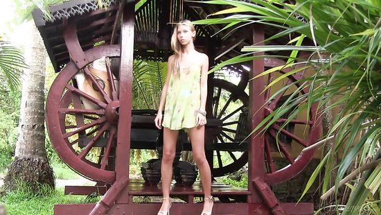 Anjelica позирует и раздевается на фотосессии