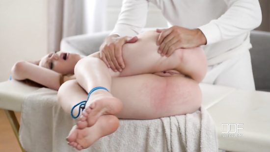 Связал рыжую пизду на массажном столе, отшлепал и жестко отодрал