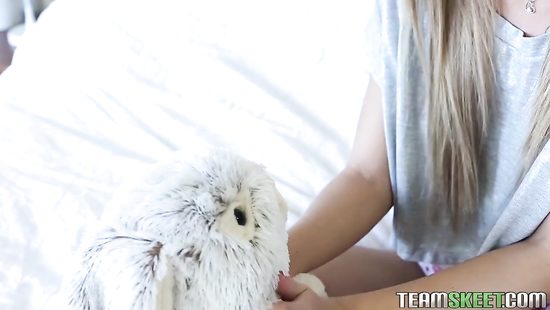 Красотка Холли мастурбирует и делает глубокий минет парню