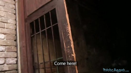 Брюнетка отсосала пикаперу и отдалась в подъезде за 1000 евро