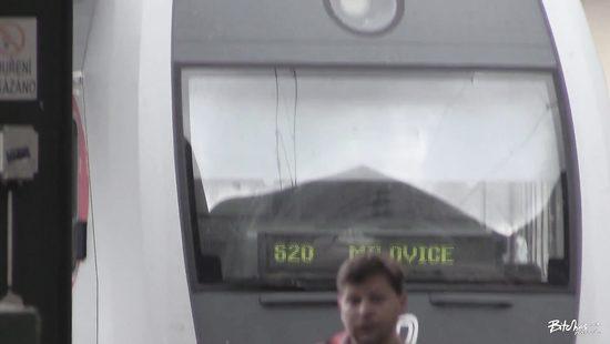 Туристку с точёной фигуркой снял на вокзале молодой парень