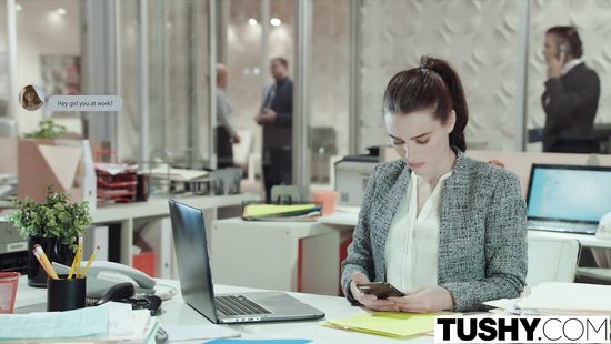 Красотка Лана Родес соблазнила босса вместе с рыжей подругой и дала в жопу