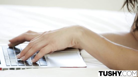 Лысый мужик трахает попу пальцами и глубоко долбит в глотку и анал