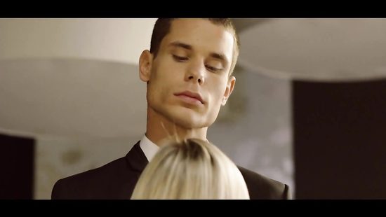 Изящный секс бизнесмена с блондинкой в чулках