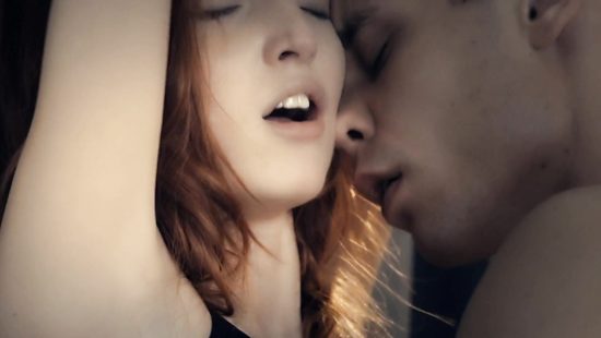 Связал рыжую красавицу и трахает стоя у зеркала