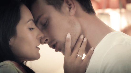 Чувственное видео загорелой красавицы с любимым