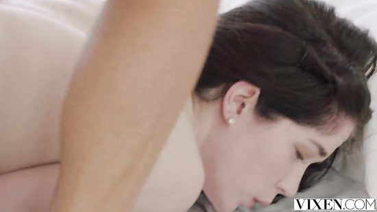 Бледную сотрудницу трахает начальник