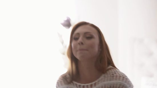 Кончил на животик загорелой подруге на кожаном диване