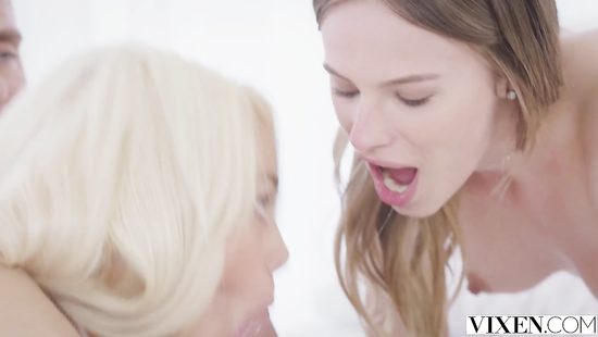 Две студентки соблазнили декана перед сессией