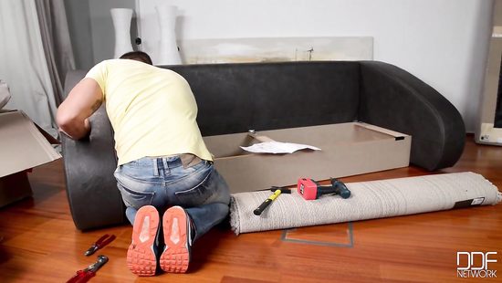 Красотка сабрина ебнулась со сборщиком мебели