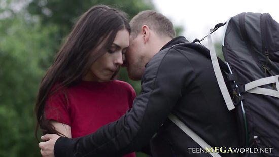 Грибник трахнул русскую девушку в поле