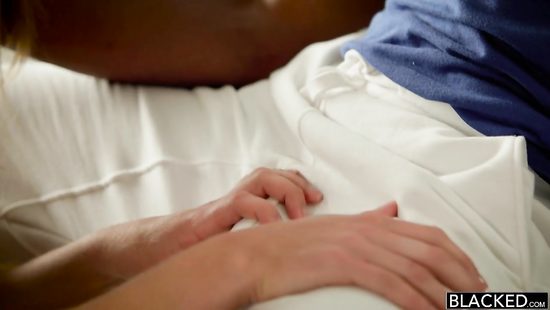 Рыжая плоскогрудая телка сношается с чернокожим тренером по йоге