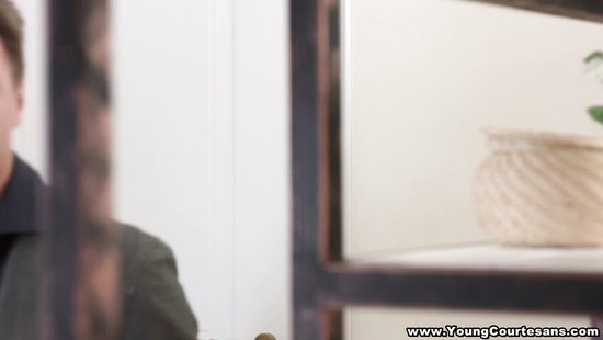 Русская девушка Соня одела чулки для своего парня