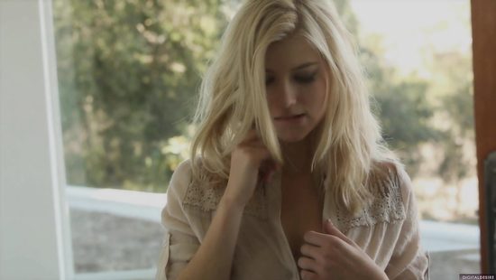 Блондинка раздевается и дрочит в красивом соло