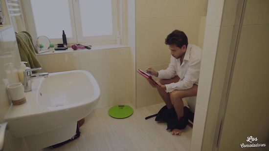 Мужик снимает на телефон секс с двумя лесбиянками