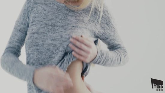 Стройная телка в джинсах шпилится с парнем на диване