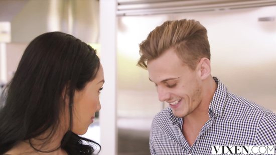 Две аппетитные латинки соблазнили паренька на ЖМЖ