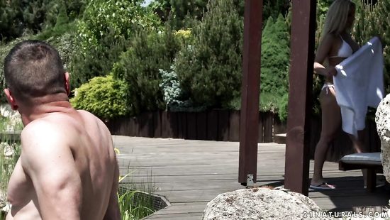 Снял тёлку на отдыхе и трахнул в жопу на природе