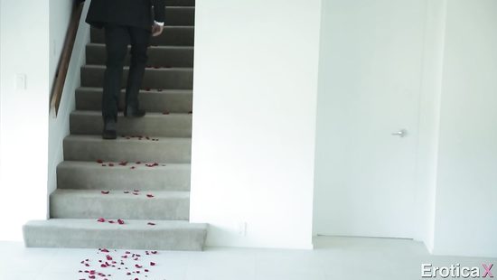 Секс под душем с симпатичной, большезадой супругой