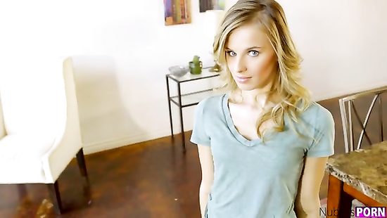 Симпатичная соседка отблагодарила парня перепихоном