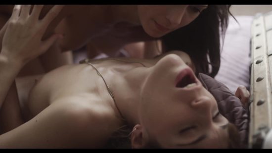 Семейная пара пригласила соседку из дома напротив