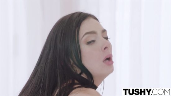 Мужики ебут в два хуя худую брюнетку