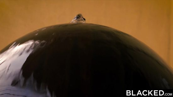 Негр рвёт глотку стройной модели большим членом