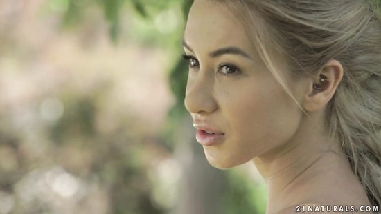 Барби в джинсовых шортах трахается на природе