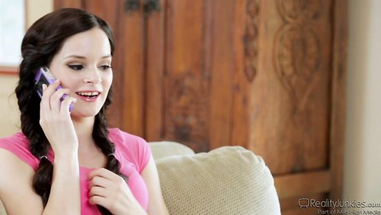 Парень на кухне трахает молодую любовницу с упругими сиськами