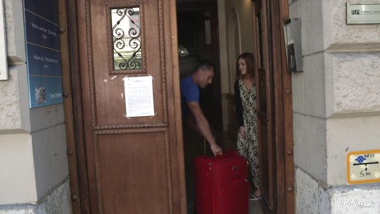 Рыжая туристка затащила прохожего в гостиницу на перепихон