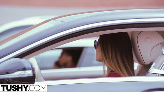 Журналистка Ева снова ищет вдохновение в сексе с незнакомцем