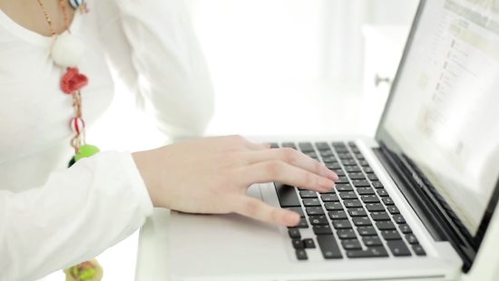 Русская красотка не торопясь ублажила двух парней