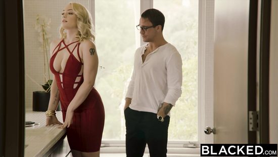 Пышная блондинка трахается с негром в тайне от мужа