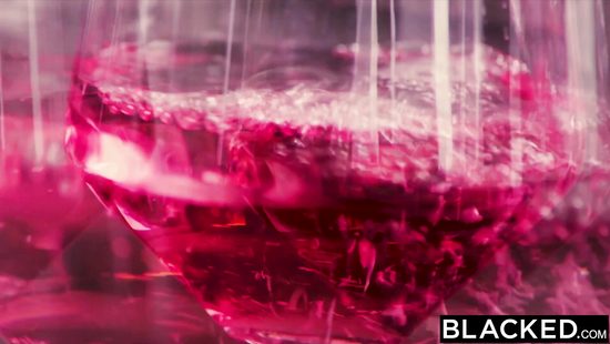 Пышная блондинка трахается с негром в тайне от мужа