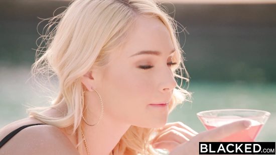 Пышная блондинка трахается с негром в тайне от мужа