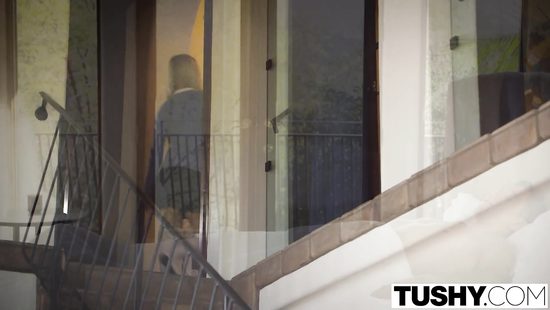 Худенькая блондинка соблазнила парня своей старшей сестры