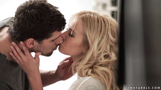 Девушка поддалась искушению и трахнулась с парнем на лестнице