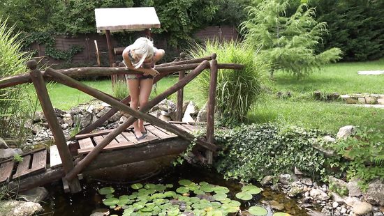 Стройная блондинка ласкает на природе свою выбритую писю руками и дилдо